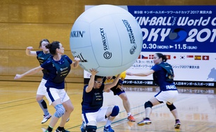 L'équipe de France féminine de kin-ball affronte la Chine et l'Espagne en Coupe du monde, à Tokyo, le 1er novembre 2017.