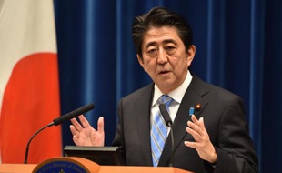 Le Premier ministre japonais Shinzo Abe lors d'une conférence de presse, le 18 novembre 2014 à Tokyo