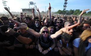 Foule déchaînée sur l'une des scènes principales du Hellfest.