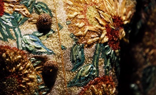 Cette veste, créée par Yves Saint Laurent, est un hommage à Vincent Van Gogh