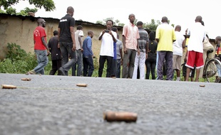 Des habitants de Bujumbura, au Burundi, ont découvert «horrifiés» des dizaines de cadavres de jeunes gens tués par balles, jonchant les rues de leurs quartiers, ce 12 décembre 2015.