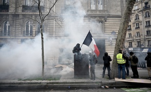 Des policiers surveillants la manifestation contre la réforme des retraites ce samedi à Paris