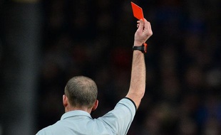 Un arbitre de Premier League brandissant un carton rouge, le 5 janvier 2014.