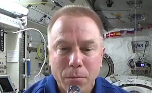 Tim Kopra à bord d'ISS, dans une story Snapchat.