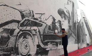 L'artiste Nicolas Thollot-Arsac sur le Mur à Mulhouse le 28 février 2020.