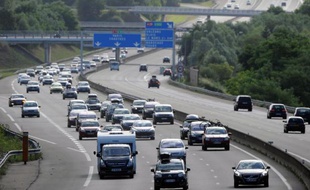 Le gouvernement va instaurer en 2014 la possibilité d'une circulation alternée lors des pics de pollution aux particules fines et aux oxydes d'azote (NOx) selon les numéros de plaques d'immatriculation des véhicules, a annoncé mercredi le ministère de l'Ecologie.