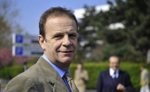 L'affaire Bettencourt s'est soudain emballée mercredi, avec la mise en examen par le juge Jean-Michel Gentil du photographe François-Marie Banier et de son compagnon, Martin d'Orgeval, et l'interpellation de l'ex-gestionnaire de fortune Patrice de Maistre.