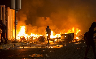 Des militants anti-chlordécone bloquent l'accès au tribunal de Fort-de-France, le 13 janvier 2020.