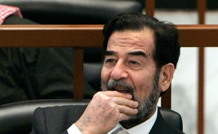 Saddam Hussein, à son procès en 2006