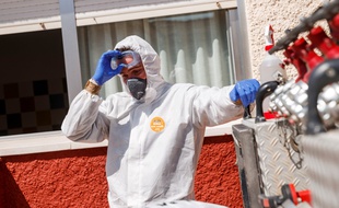 Un militaire chargé de désinfecter un bâtiment, à Getafe en banlieue de Madrid, le 25 mars 2020.