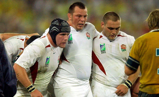Steve Thompson (au centre) lors de la finale de la Coupe du monde 2003 remporté par l'Angleterre face à l'Australie à Sydney.