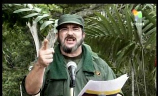 La justice colombienne a condamné par contumace à 40 ans de prison pour terrorisme le chef suprême des Farc et le représentant de la guérilla pour les négociations de paix qui se déroulent actuellement à Cuba, a annoncé mardi le parquet à l'AFP.