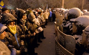 Des manifestants pro-européens bloqués par des policiers à Kiev, le 9 décembre 2013