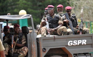 Cinq militaires ivoiriens ont été tués dimanche dans l'attaque d'un commissariat et d'un poste de contrôle de l'armée par des hommes "lourdement armés" dans un quartier d'Abidjan, a déclaré le ministre de la Défense, dernier en date d'une série d'incidents sanglants.