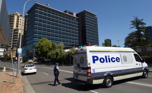 Un véhicule de police devant un commissariat de police où un adolescent de 15 ans a abattu un employé, le 3 octobre 2015 à Sydney, en Australie