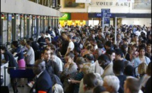 Les 50.000 billets à cinq euros mis en vente jeudi midi par la SNCF, sur internet, par téléphone, en boutiques et en gares, pour célébrer les 25 ans de la naissance du TGV, ont tous été vendus en une heure, a annoncé la SNCF.