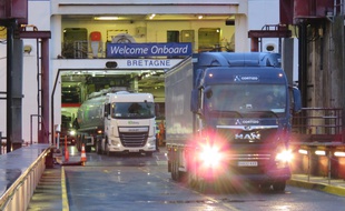 Plusieurs milliers de camions transitent chaque année par le port de Saint-Malo.