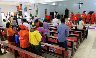Des chrétiens dans une église de Khartoum, la capitale soudanaise, le 21 avril 2011.