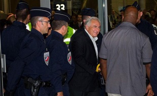 Dominique Strauss-Kahn à son arrivée à l'aéroport de Roissy, à Paris, dimanche 4 septembre 2011