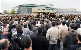Les salariés d'Airbus Saint-Nazaire ont décidé vendredi matin lors d'une assemblée générale la poursuite de leur grève contre l'avis des syndicats, tandis que Nantes avait voté dans le même sens un peu plus tôt.