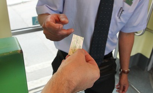 NANTES, le 03/07/2012 Un controle de billet dans un tram de la TAN