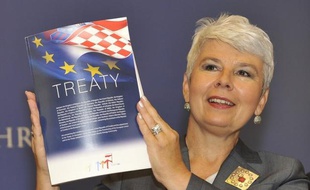 Empêtrée dans la crise de la dette et les réticences de son opinion publique face à sa politique d'élargissement, l'Union européenne, qui s'apprête à signer cette semaine le traité d'adhésion de la Croatie, hésitait lundi à octroyer le statut de candidat à la Serbie