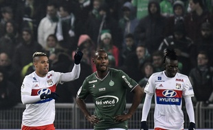 Ici entre deux des buteurs lyonnais Mariano Diaz et Bertrand Traoré, Kévin Théophile-Catherine a été sonné comme tous les Stéphanois dimanche lors d'un derby à sens unique. JEFF PACHOUD