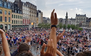 Lille fête la victoire des Bleus face à l'Uruguay.