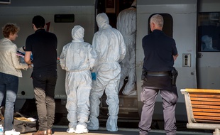 Agents de la police scientifique devant le Thalys visé par Aoub El Khazzani AFP PHOTO / PHILIPPE HUGUEN