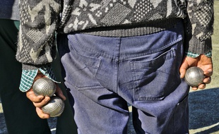 Un retraité au cours d'une partie de pétanque. Illustration.