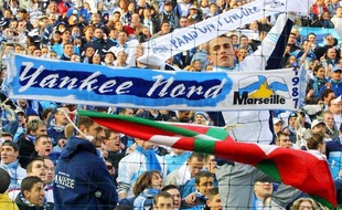Le groupe des Yankee, supporters de l'Olympique de Marseille, lors du match contre Paris, le 17 février 2001.