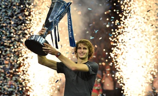 A 21 ans, Alexander Zverev remporte le titre le plus prestigieux de sa carrière en battant Novak Djokovic en finale du Masters de Londres.