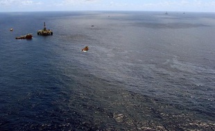 Le Tribunal fédéral de Rio a maintenu mardi l'interdiction faite le 1er août au pétrolier américain Chevron de reprendre ses activités d'extraction au Brésil après une fuite de brut sur une plate-forme, mais l'appel interjeté par l'entreprise n'a pas encore été étudié.