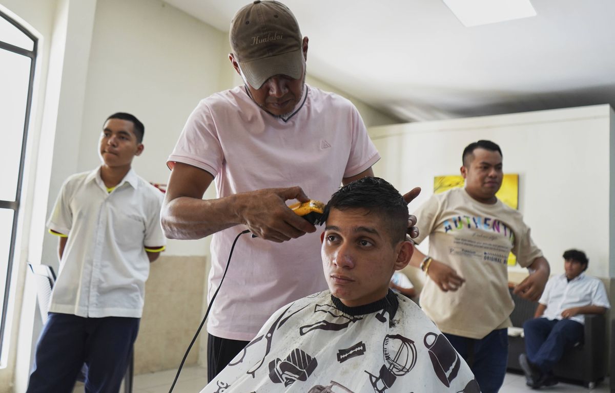 Uniformes, salut militaire et coupes de cheveux « appropriées »… Ça rigole pas dans les éco image