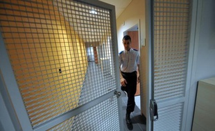 Le Conseil constitutionnel a déclaré vendredi conformes à la Constitution les sanctions pénales, comportant une peine de prison, prévues pour le seul motif du séjour irrégulier, les associations de soutien aux sans-papiers reportant désormais leurs espoirs sur la Cour de cassation.