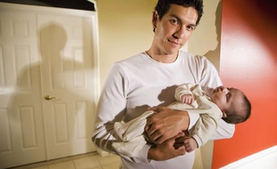 Un père et son bébé.