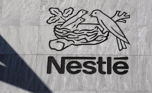 Le logo du groupe suisse Nestlé à son siège de Vevey, en 2006