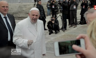 Quand le pape François se fait interpeller par la journaliste Élise Lucet