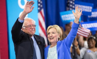 Les démocrates Hillary Clinton (d) et Bernie Sanders, le 12 juillet 2016 à Portsmouth aux Etats-Unis