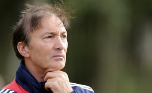Les Bleus ont brillé en Espagne mardi pendant que les Espoirs navraient, éliminés piteusement en barrage de l'Euro-2013: le clap de fin a été donné jeudi pour leur coach Erick Mombaerts, jour où la presse révèle une "virée nocturne" de joueurs entre deux matches.