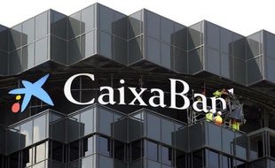 La première banque en Espagne par les actifs, CaixaBank, a annoncé lundi un plan social qui prévoit la suppression de "quelque 3.000 emplois", dans un contexte de restructuration du secteur en crise.