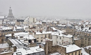 Dans la nuit de mardi à mercredi, la neige a recouvert la capitale (en haut), paralysant la circulation sur le réseau francilien. Si bien que plusieurs milliers d'automobilistes se sont retrouvés bloqués et ont dormi (en bas à g.) dans des bâtiments réquisitionnés. Pendant ce temps-là, des riders testaient la poudreuse aux Buttes-Chaumont (19e).