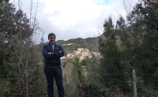 Jérôme Negroni devant son village de San Lorenzo, en Haute-Corse, le 4 février 2014. A 24 ans, il est le plus jeune maire de France.