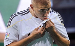 Karim Benzema embrasse son nouveau maillot du Real Madrid lors de sa présentation au Stade Santiago Bernabeu, jeudi 9 juillet 2009.