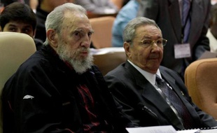 Photo fournie par le site web officiel cubain cubadebate.cu monrant Fidel Castro assis à côté de son frère Raul, président de Cuba, lors d'une réunion de l'Assemblée nationale le 24 février 2013 à La Havane