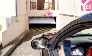 Un automobiliste entre dans un parking souterrain grâce à l'appli Yespark.