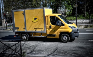 Un camion de La Poste à Paris, le 26 mars 2020.