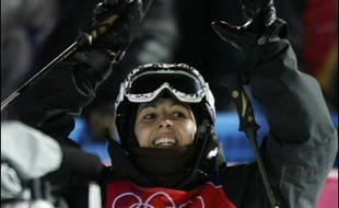 Sandra Laoura a créé une surprise en offrant à la France sa première médaille, le bronze de l'épreuve de bosses de freestyle, samedi, lors d'une première journée des jeux Olympiques de Turin marquée par une nouvelle déception pour le biathlète Raphaël Poirée.