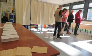 Illustration d'un bureau de vote dans le quartier du Blosne à Rennes.