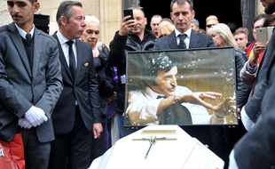 Les funérailles de Dick Rivers ont rassemblé plusieurs centaines de personnes à l'église Saint-Pierre de Montmartre, le 2 mai à Paris